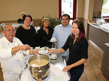 Koch Marco Dittrich (links) gibt Suppe an die Berufsschüler Christin Jordan (von rechts) und Fabian Paulus aus. Für die Betreuung sind Maria Wasiliadi und Kerstin Mack zuständig. Foto: Ralf Ruppert