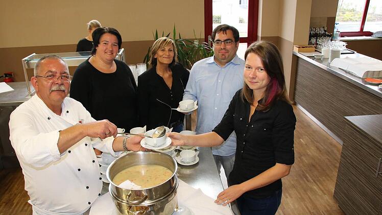 Koch Marco Dittrich (links) gibt Suppe an die Berufsschüler Christin Jordan (von rechts) und Fabian Paulus aus. Für die Betreuung sind Maria Wasiliadi und Kerstin Mack zuständig. Foto: Ralf Ruppert