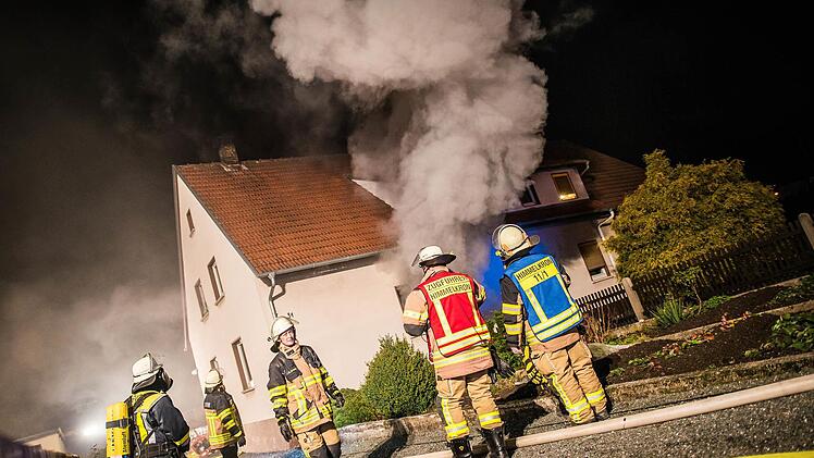 Mit vereinten Kräften gelang es den Feuerwehren Lanzendorf, Himmelkron und Gefrees das Haus in der Lindenstraße zu retten.  Foto: Alexander Muck