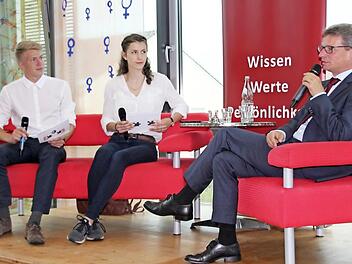 Staatssekretär Sibler im Gespräch mit Charlotte Kühnel und Henrik Schleicher (im Bild von rechts). Fotos: Ralf Kestel