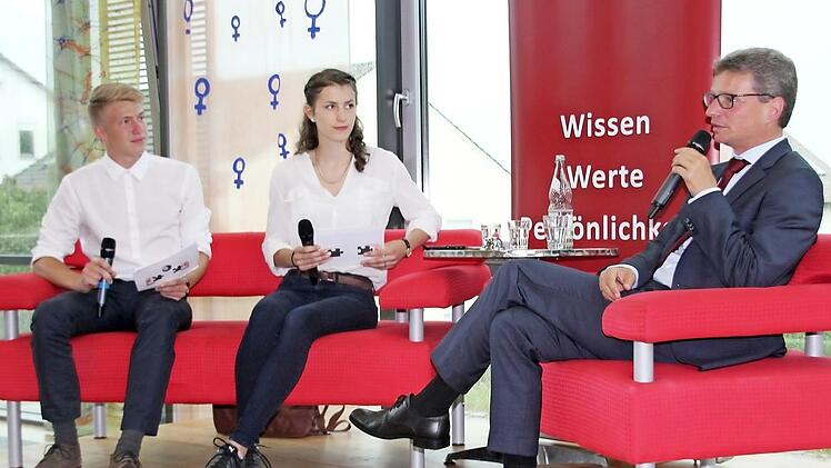 Staatssekretär Sibler im Gespräch mit Charlotte Kühnel und Henrik Schleicher (im Bild von rechts). Fotos: Ralf Kestel