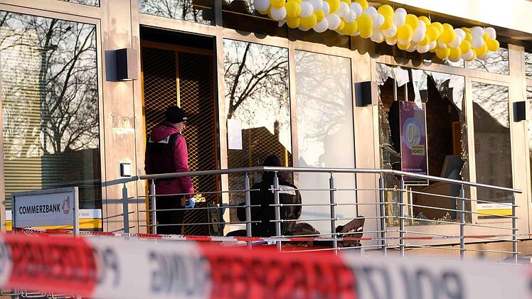 Am Freitagmorgen (28.12.2018) sprengten Unbekannte einen Geldautomaten in einer Bankfiliale im Karl-Jatho-Weg in Nürnberg. Die Hintergründe sind derzeit völlig unklar, die Spurensicherung ist vor Ort. Foto: NEWS5 / Grundmann