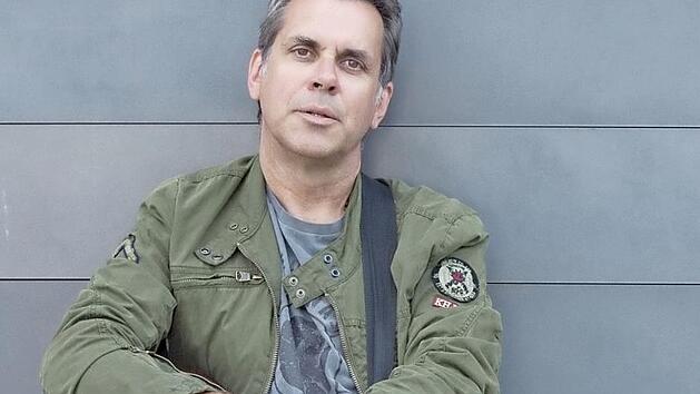 Biber Herrmann vereinigt Singer/Songwriter-Poesie, virtuose Fingerstyle-Gitarre und akustischen Blues zu einer exquisiten Mischung. Foto: PR