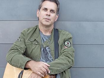 Biber Herrmann vereinigt Singer/Songwriter-Poesie, virtuose Fingerstyle-Gitarre und akustischen Blues zu einer exquisiten Mischung. Foto: PR