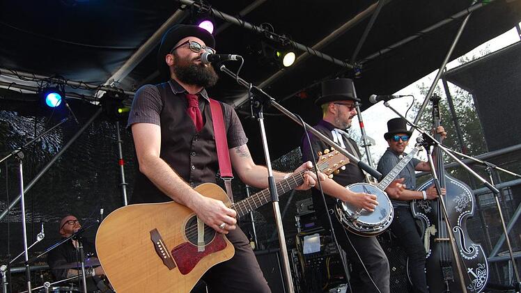 Trotz heißer schwüler Temperaturen ging die Musik von THE LEGENDARY KID COMBO sofort in die Beine und es musste einfach mitgetanzt werden. Foto: Rolf Krebs