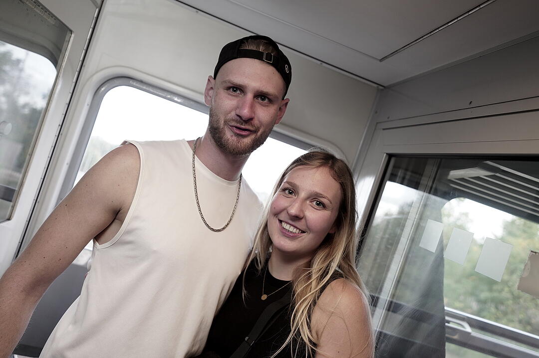 Party im Zug - Raver*innen tanzen zu Techno-Beats