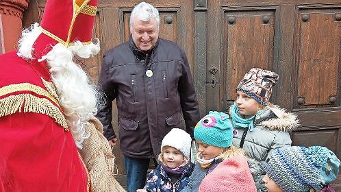 In Ebern gibt es viele brave Kinder, an denen der Nikolaus seine Freude hat. Die ganz braven haben am Sonntag zur Er&ouml;ffnung des Weihnachtsmarkts gesungen und durften sich dann beim Nikolaus (Andre Schneider) ein kleines Geschenk abholen.