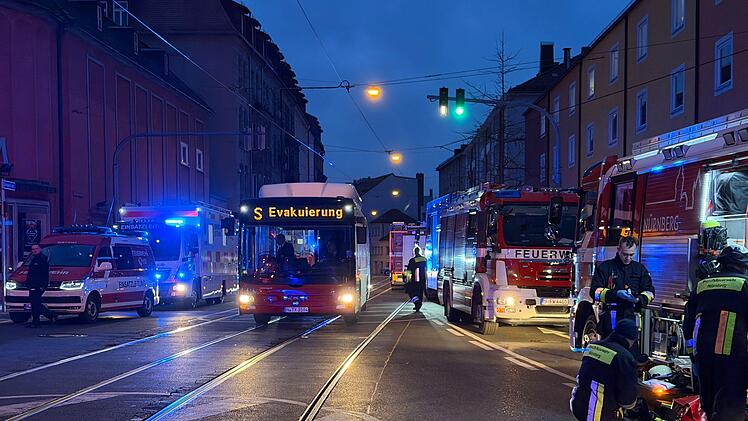 Brand im Seniorenheim: Gro&szlig;einsatz der Rettungskr&auml;fte in N&uuml;rnberg