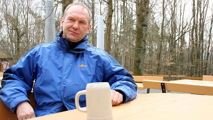 Gleich nebenan direkt unter der Kapelle schenkt Dietmar Freund auf seinem Keller ein Rittmayer-Bier aus Hallerndorf aus.