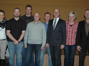 Die ersten acht Kandidaten der Liste der Parteifreien Wähler Wildflecken: Johanna Loza (Position 5), David Kretschmann (3), Nico Bremse (7), Bernd Kirchner (8), Marko Bramer (6), Gerd Kleinhenz (1), Gabriele Rüttiger (3) und Hans Gehrlein (2). Foto: Sebastian Schmitt-Mathea