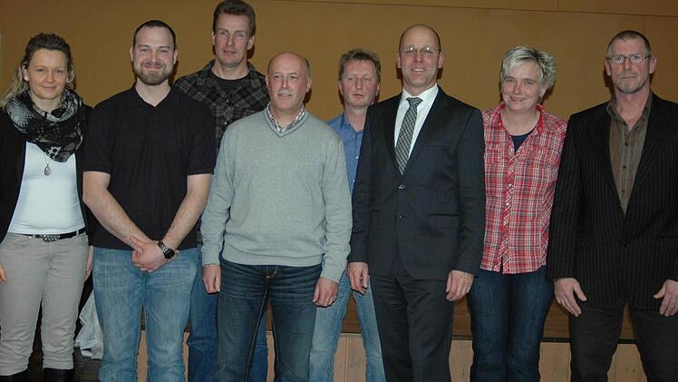 Die ersten acht Kandidaten der Liste der Parteifreien Wähler Wildflecken: Johanna Loza (Position 5), David Kretschmann (3), Nico Bremse (7), Bernd Kirchner (8), Marko Bramer (6), Gerd Kleinhenz (1), Gabriele Rüttiger (3) und Hans Gehrlein (2). Foto: Sebastian Schmitt-Mathea