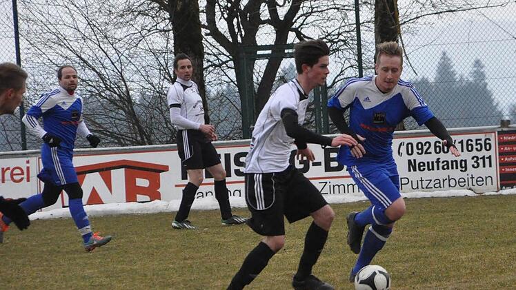 Nach dem 0:0 in Neufang ist der FC Wallenfels mit Wiedel (rechts) am morgigen Sonntag im Nachbarderby gegen den SV Wolfers-/Neuengrün gefordert. Foto: Herbert Kalb