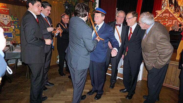 Verleihung des 100-Semester-Bandes (von links): Zweiter Vorsitzender Stefan Sauerteig, Dritter Vorsitzender Dominik Sauerteig, Jubilar Klaus Geuter, Erster Vorsitzender Linhard Langenstein, Wolfgang Rau, Ullrich Weichelt, Reiner Wetterau und Lothar Habermann Foto: Christof Unziker