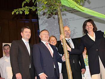 Eine Linde übergab Staatsministerin Ilse Aigner als Geschenk (vorne von links: MdL Sandro Kirchner, Landrat Thomas Bold, Pia Schwarz, Oberbürgermeister Kay Blankenburg und Ilse Aigner). Fotos: Heike Beudert