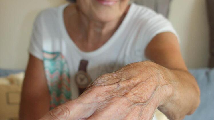 Heide Erne (Foto) hat vor 33 Jahren ihren Ehering in der heimischen Toilette verloren. Jetzt ist das Schmuckstück wieder aufgetaucht: bei Gartenarbeiten auf einem mehrere Kilometer entfernten Grundstück. Foto: epd