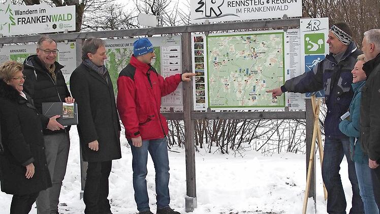 Das neue Leit- und Informationssystem sorgt f&uuml;r gute Laune unter den Beteiligten (von links): Gabriele Weber, Dietrich F&ouml;rster, Landrat Klaus L&ouml;ffler, Klaus Lippert, Martin K&ouml;rlin, Manja H&uuml;nlein, Wolfgang Feuerpfeil Foto: Nicole Julien-Mann