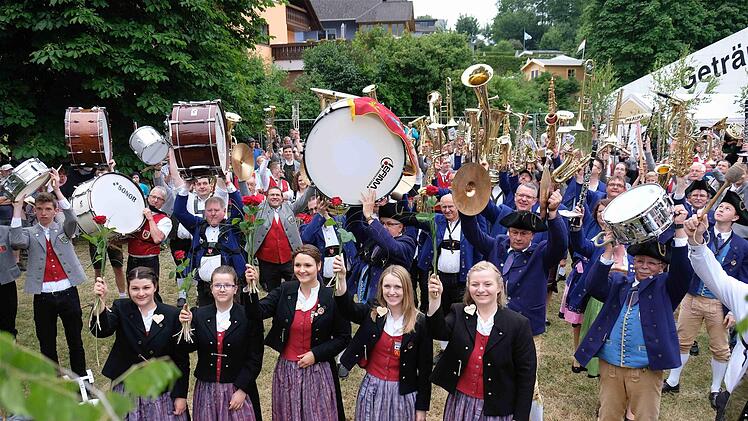 Zum Schluss hielten die Musikanten ihre Instrumente und die Ehrendamen (vorn) ihre Blumen hoch. Foto: Gerd Schaar