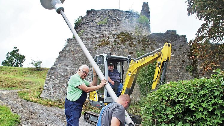 Zupacken ist gefragt: Bernhard Thomas (Heimatverein), Burkard Kiesel (Fa. Mahlmeister) und Thomas Kiesel von den Stadtwerken (v.l.).  Foto: Vogel