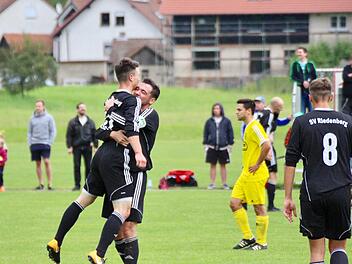 Pure Freude: Riedenbergs Stürmer Kevin Lormehs erzielt das entscheidende Tor und wird von Kapitän Benedikt Carton gedrückt. Thulbas Coach Victor Kleinhenz steht etwas fassungslos daneben. Foto: Sebastian Schmitt