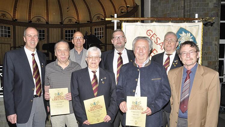 Nach 120 Jahren Vereinsgeschichte konnte der Vereinsvorsitzende, Mathias Krebs (links), das letzte Mal Ehrungen durchführen. Geehrt wurden (von links) die Anwesenden: Kurt Wiesler, Michael Renninger, Werner Slani, Andreas Geis, Robert Schmitt, Ernst Stierstorfer und Richard Scherer.