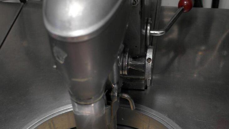 Diese Eismaschine der San Remo sorgt für die richtige Konsistenz - früher schwere Handarbeit.