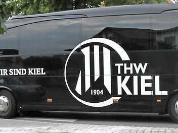 Dunkle Scheiben, aber die Aufschrift verrät, wen der Bus inmitten Herzogenaurachs transportiert.  Foto: mb