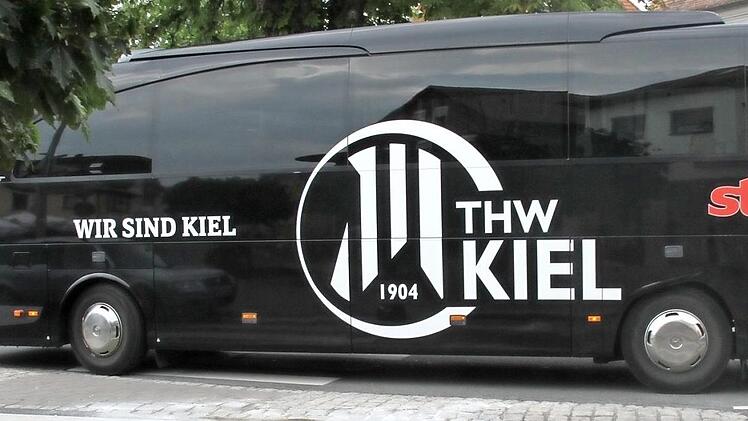 Dunkle Scheiben, aber die Aufschrift verrät, wen der Bus inmitten Herzogenaurachs transportiert.  Foto: mb