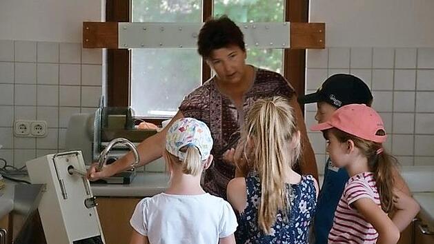 Heidi Schick erkl&auml;rte den Kindern, wie der gro&szlig;e Knethaken der Knetmaschine den Teig bearbeitet.