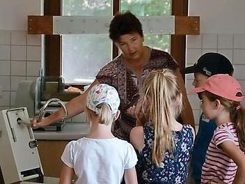 Heidi Schick erkl&auml;rte den Kindern, wie der gro&szlig;e Knethaken der Knetmaschine den Teig bearbeitet.