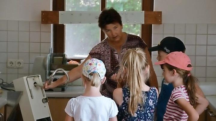 Heidi Schick erkl&auml;rte den Kindern, wie der gro&szlig;e Knethaken der Knetmaschine den Teig bearbeitet.