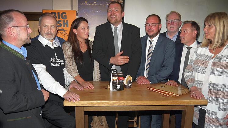 Siegesrede: Martin Mittag (Mitte) umrahmt von seinen Mitstreitern aus dem Wahlkampf.Foto: Berthold Köhler