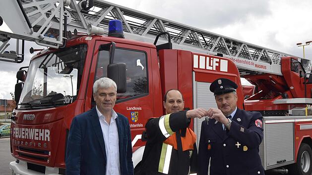 Schlüsselübergabe mit (von links) Bürgermeister Bernhard Storath, Kommandant Georg Gäbelein und Rainer Dinkel von der Lichtenfelser Wehr.  Andreas Welz