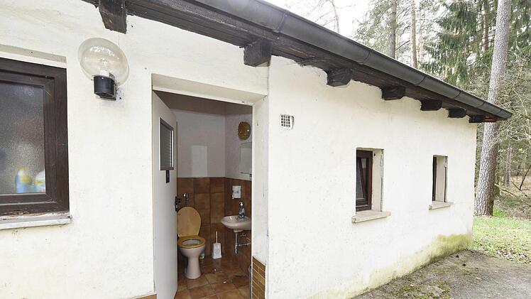 Wer die alte Toilette im angeschimmelten Kabinengebäude mitten im Wald benutzen will, muss schon eine große Portion Überwindung aufbringen.