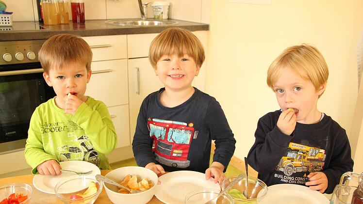 Gesunde Ernährung ist immer gut, um die Abwehrkräfte zu stärken und sie schmeckt auch noch, finden Ben, Valentin und Tim. Im Brünner Kindergarten gibt es immer Gesundes zum Frühstück. Foto: Heike Beudert
