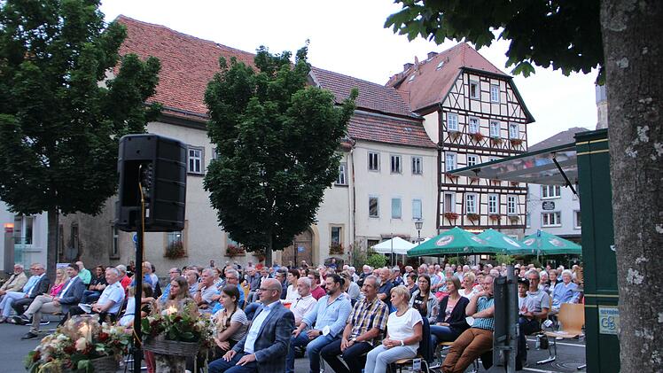 Groß war das Interesse am Auftritt des Heeresmusikkorps auf dem Münnerstädter Marktplatz. Foto: Heike Beudert