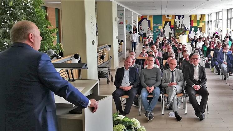 Landrat Thomas Bold lobte die Realschule als gute Ausbildungsstätte zur Behebung des Fachkräftemangels. Foto: Sigismund von Dobschütz