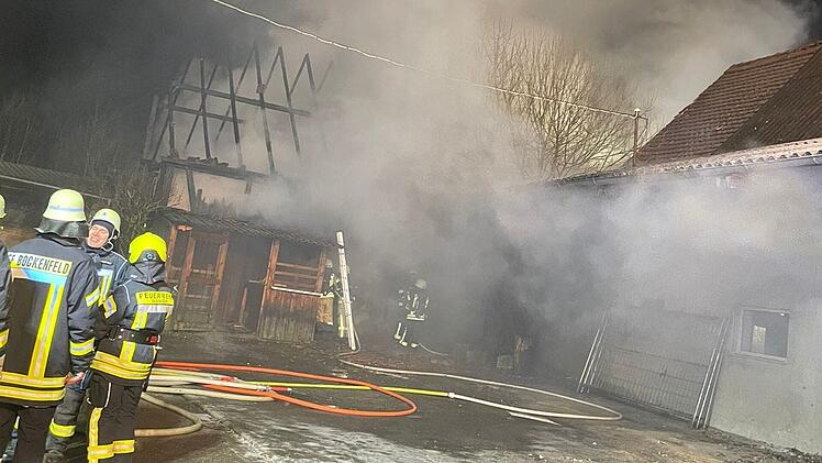 Scheune im Kreis Ansbach in Vollbrand: Feuerwehr muss Gebäude kurzerhand einreißen