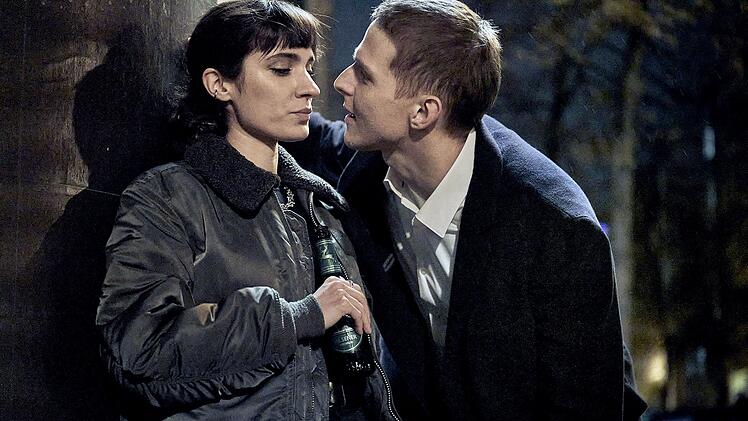 Polizistin Layla (Maral Keshavarz) ist auf den Angriff ihres Kollegen Tommy (Merlin Rose) bestens vorbereitet.