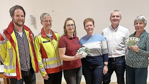 Die Helfer vor Ort und das B&uuml;chereiteam Ramsthal freuten sich &uuml;ber die Spende des Fidelia-Vereins. Von links Alexander Back, Marcus Holleber, Ilona G&ouml;&szlig;mann-Schmitt (alle HvO), Petra Kraus (Schatzmeisterin Fidelia), Martin Th&uuml;rmer (Vors. Fidelia) u...