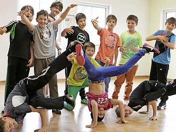 Überzeugt mit ihrer Perfomance über Mobbing an Schulen: Die Tanzgruppe des Franz-Miltenberger-Gymnasiums Bad Brückenau. Fotos: Thomas Dill