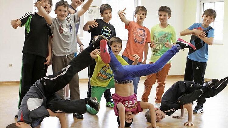 Überzeugt mit ihrer Perfomance über Mobbing an Schulen: Die Tanzgruppe des Franz-Miltenberger-Gymnasiums Bad Brückenau. Fotos: Thomas Dill