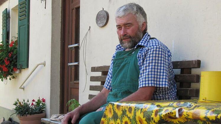 Hans Karl Hertel auf der Bank vor seinem Haus