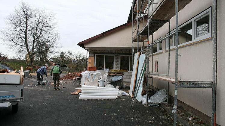 Arbeiten an der ehemaligen Schule von Stralsbach.