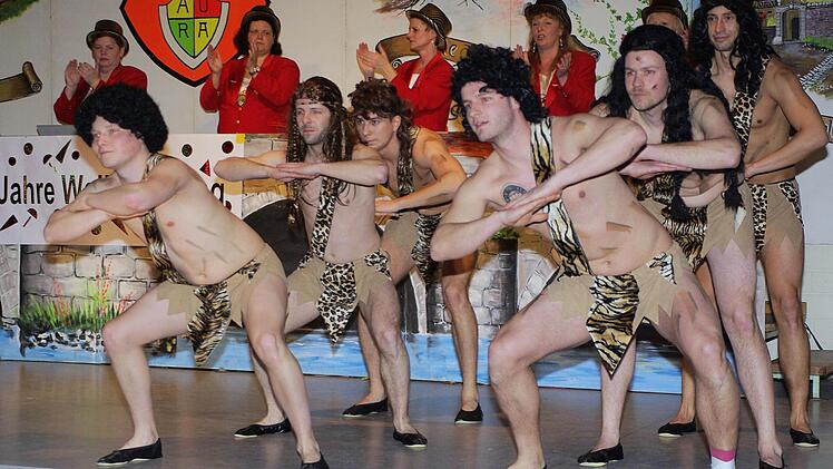 Das Männerballett der Ramsthaler "Tarzans" wickelte die Damen mit akrobatisch-heißen Dschungeltänzen ein. Foto: Winfried Ehling