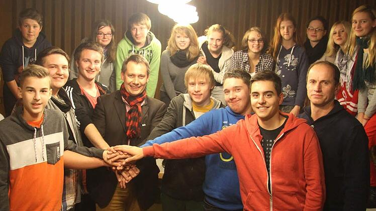 Zusammenarbeit mit Bürgermeister Roland Wolfrum und mit den Jugendsprechern Karin WItzgall und Harald Hempfling zeigten die Jugendlichen beim Treffen im Rathaus