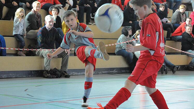 Fulminanter Kugelflug: Unser Bild stammt aus dem U-11-Spiel der TSVgg Hausen gegen den BSC Lauter. Foto: Hopf