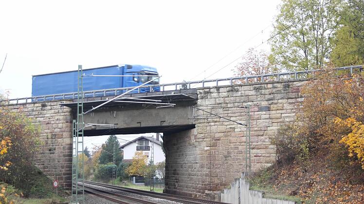 Schlechte Noten gab es für die Bahnbrücke bei Johannisthal. Das ist dem Bauamt bekannt und im nächsten Jahr soll sie durch einen Neubau ersetzt werden.  Foto: Friedwald Schedel