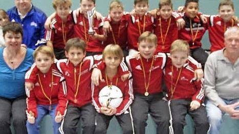 Bei den E1-junioren gewann der FC Coburg das Turnier; rechts der Jugend-Ehrenkreisspielleiter Dieter Hartan.