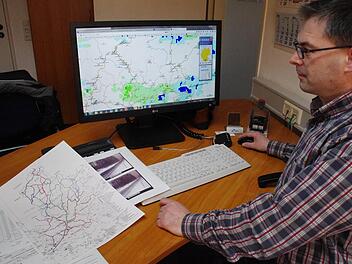 Ein spezieller Wetterbericht gibt Joachim Martin einen genauen Überblick über die Witterungsentwicklung in der Region. Foto: Marco Meißner