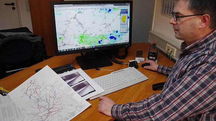 Ein spezieller Wetterbericht gibt Joachim Martin einen genauen Überblick über die Witterungsentwicklung in der Region. Foto: Marco Meißner